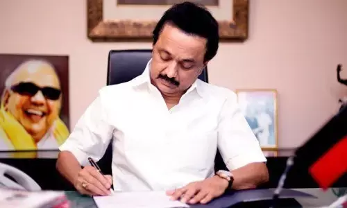 CM बनते ही स्टालिन ने लिए ये बड़े फैसले, पिता करुणानिधि की कलम से सरकारी आदेश पर किए हस्ताक्षर