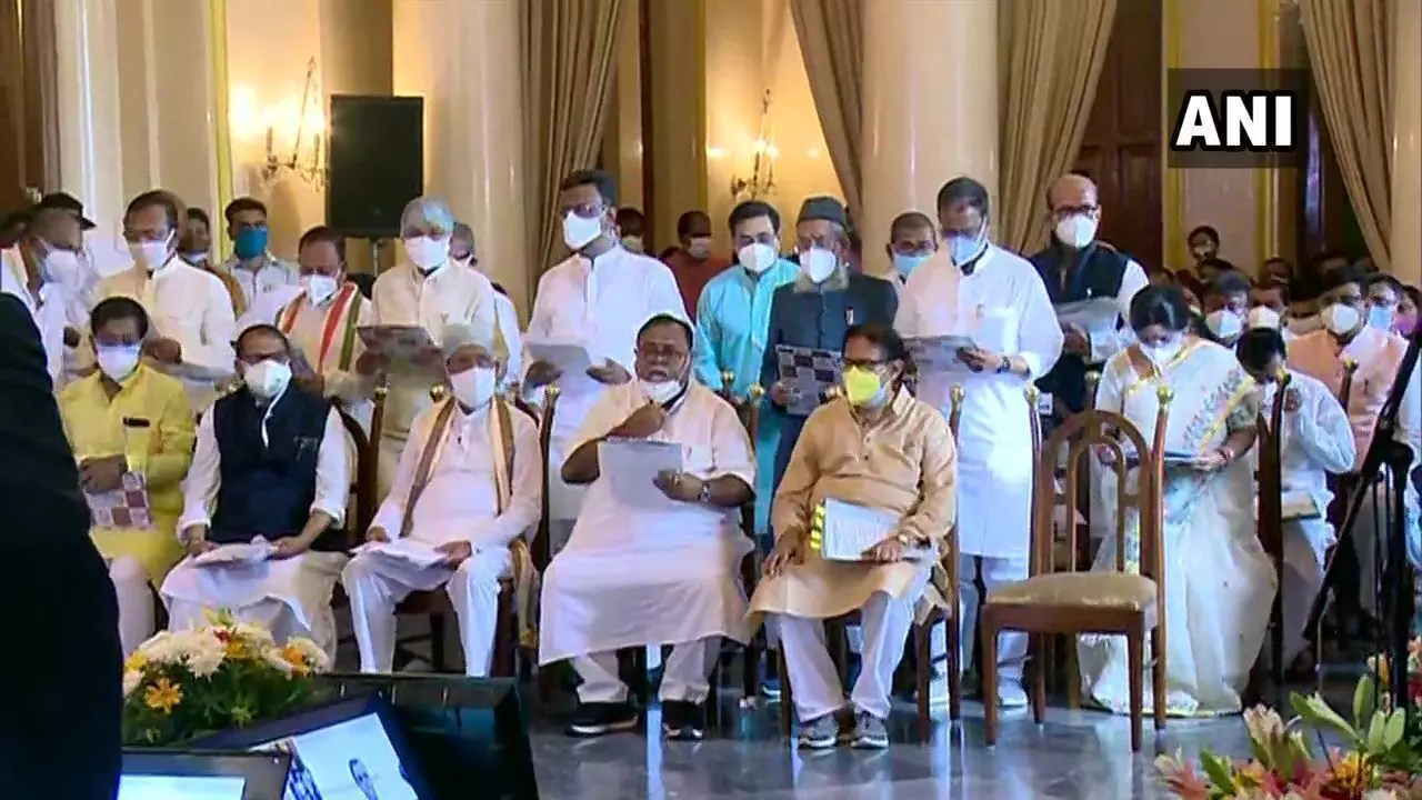 ममता बनर्जी के मंत्रिमंडल का शपथ ग्रहण, राज्यपाल ने 43 मंत्रियों को दिलाई शपथ, मंत्रिमंडल में 8 महिलाएं शामिल ममता बनर्जी के मंत्रिमंडल का शपथ ग्रहण, राज्यपाल ने 43 मंत्रियों को दिलाई शपथ, मंत्रिमंडल में 8 महिलाएं शामिल