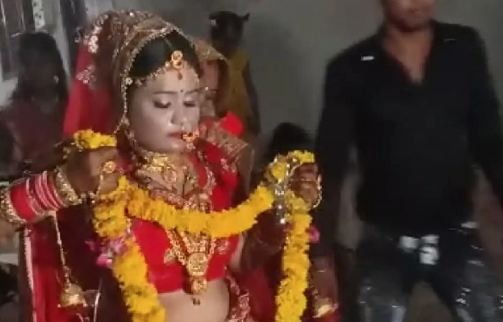 यूपी : लड़की ने दूल्हे को बारात संग बेरंग लौटाया, लड़के वालों ने दिए खाने पर खर्च हुए 4 लाख यूपी : लड़की ने दूल्हे को बारात संग बेरंग लौटाया, लड़के वालों ने दिए खाने पर खर्च हुए 4 लाख