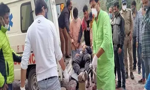 मां-बेटे समेत तीन लोगों की दर्दनाक मौत, खाई में गिरी कार मां-बेटे समेत तीन लोगों की दर्दनाक मौत, खाई में गिरी कार