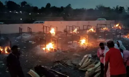 अपने देश में चिताएं जला कर बांटी दुनिया को रोशनी ! अपने देश में चिताएं जला कर बांटी दुनिया को रोशनी !