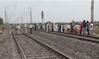 महिला ने अपनी तीन बेटियों के साथ ट्रेन के सामने कूदकर दी जान महिला ने अपनी तीन बेटियों के साथ ट्रेन के सामने कूदकर दी जान