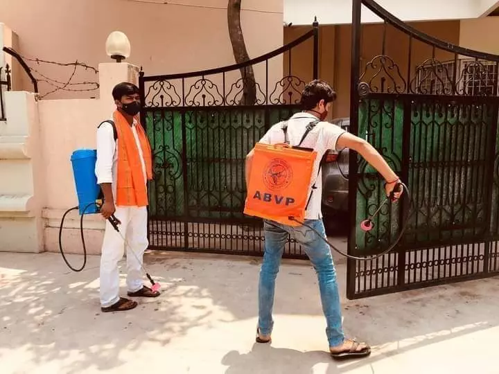 इलाहाबाद विश्वविद्यालय में गुरु शिष्य का अनोखा स्नेह, प्रोफेसर हुए कोरोना पॉजिटिव तो छात्र ने पूरे घर को किया सेनेटाइज इलाहाबाद विश्वविद्यालय में गुरु शिष्य का अनोखा स्नेह, प्रोफेसर हुए कोरोना पॉजिटिव तो छात्र ने पूरे घर को किया सेनेटाइज