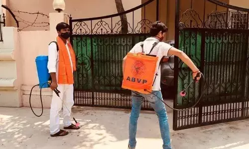 इलाहाबाद विश्वविद्यालय में गुरु शिष्य का अनोखा स्नेह, प्रोफेसर हुए कोरोना पॉजिटिव तो छात्र ने पूरे घर को किया सेनेटाइज इलाहाबाद विश्वविद्यालय में गुरु शिष्य का अनोखा स्नेह, प्रोफेसर हुए कोरोना पॉजिटिव तो छात्र ने पूरे घर को किया सेनेटाइज