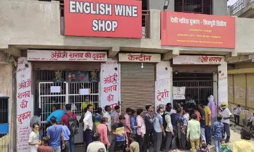 यूपी : नोएडा-गाजियाबाद में शराब की बिक्री शुरू, उमड़ी भीड़, सोशल डिस्टेंसिंग की उड़ी धज्जियां यूपी : नोएडा-गाजियाबाद में शराब की बिक्री शुरू, उमड़ी भीड़, सोशल डिस्टेंसिंग की उड़ी धज्जियां