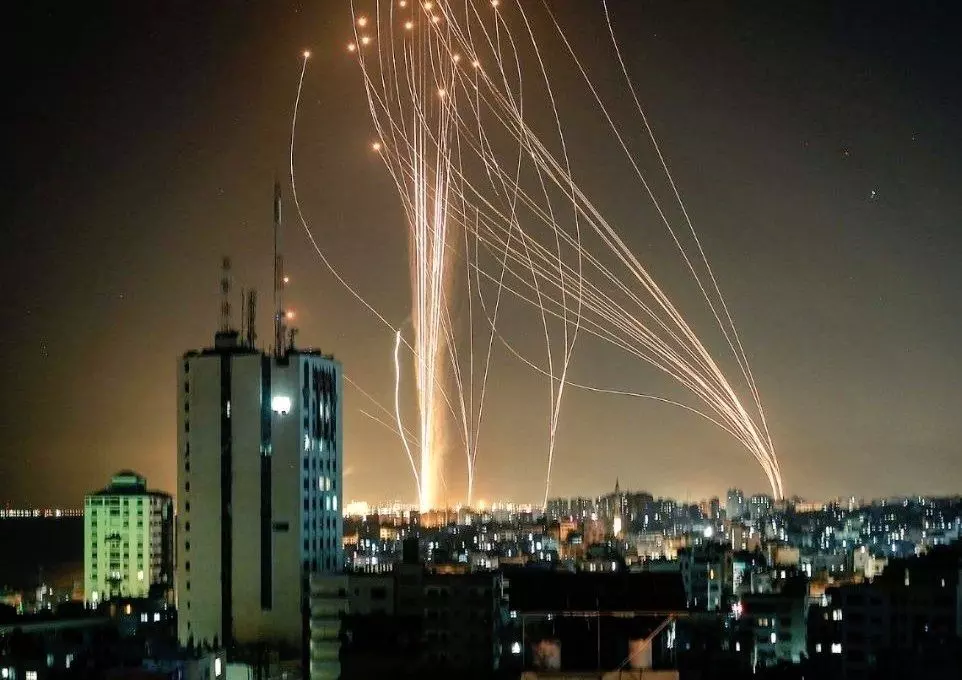 हमास ने इजराइल पर 100 से अधिक रॉकेट दागे, भारतीय महिला की मौत, आसमान में ऐसे दिखा युद्ध का नजारा