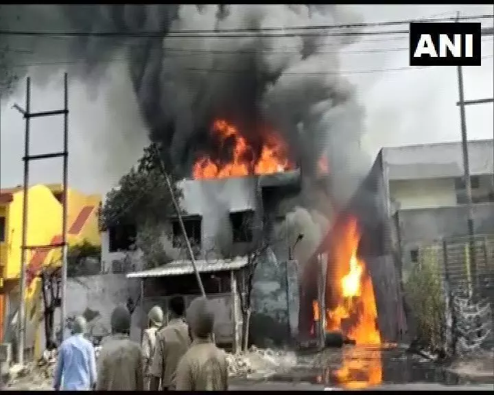 गाजियाबाद की केमिकल फैक्ट्री में भीषण आग, ड्रम में हो रहे धमाके, मौके पर दमकल विभाग की कई गाड़ियां