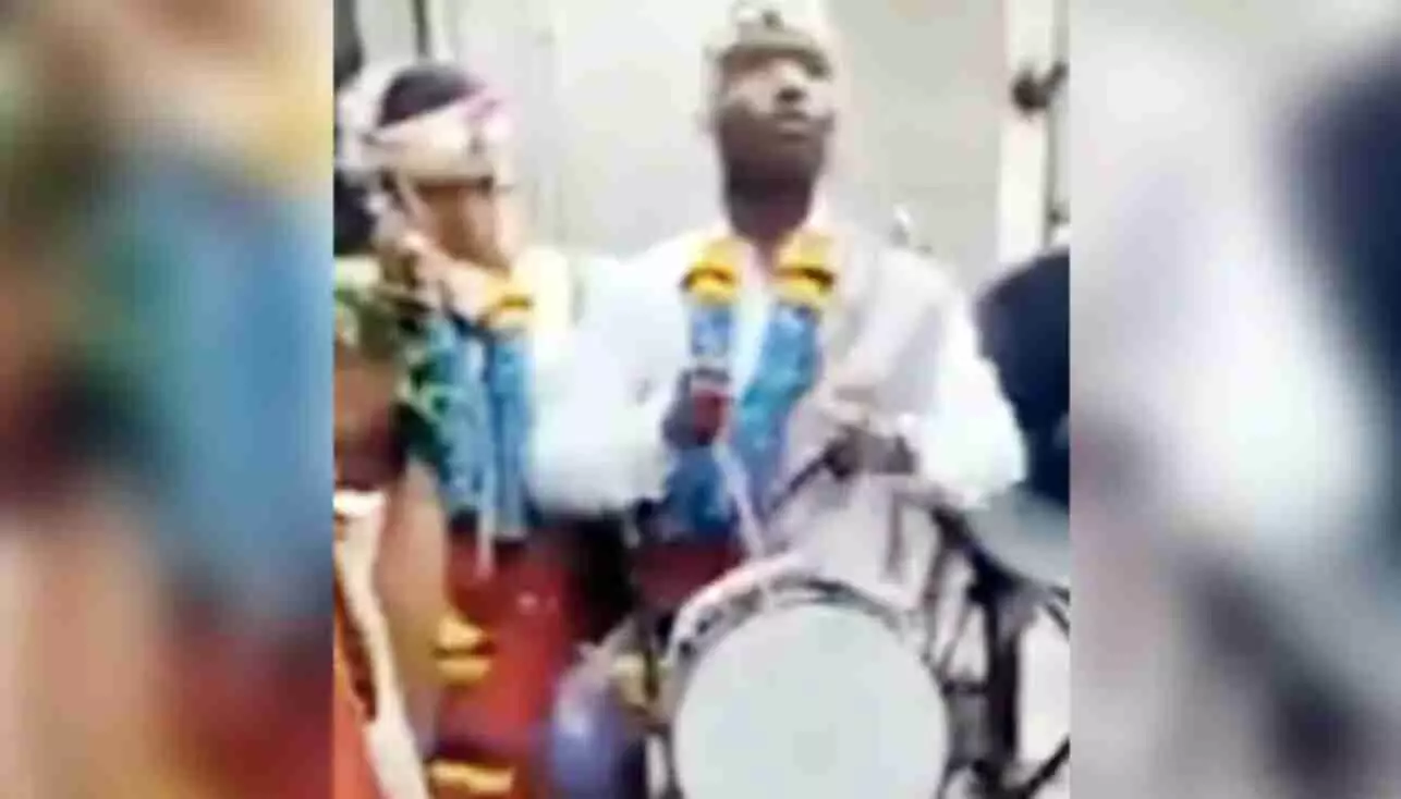 दूल्हे ने अपनी ही शादी में बजाया बैंड, देखती रह गई दुल्हन, IPS बोला- आत्मनिर्भर दूल्हा - देखे Video