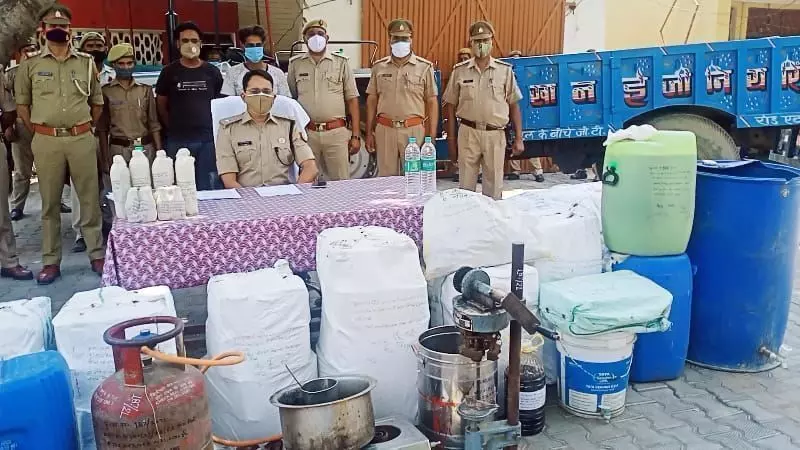 हाथरस पुलिस ने नकली शराब फैक्ट्री का किया खुलासा हाथरस पुलिस ने नकली शराब फैक्ट्री का किया खुलासा