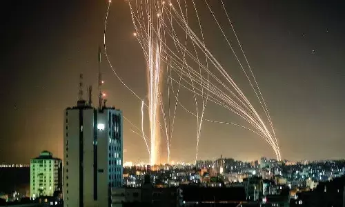 हमास ने इजराइल पर 100 से अधिक रॉकेट दागे, भारतीय महिला की मौत, आसमान में ऐसे दिखा युद्ध का नजारा