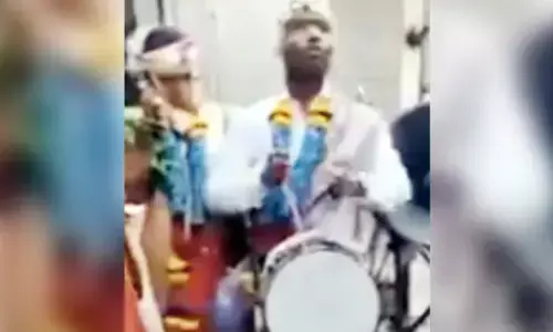 दूल्हे ने अपनी ही शादी में बजाया बैंड, देखती रह गई दुल्हन, IPS बोला- आत्मनिर्भर दूल्हा - देखे Video दूल्हे ने अपनी ही शादी में बजाया बैंड, देखती रह गई दुल्हन, IPS बोला- आत्मनिर्भर दूल्हा - देखे Video