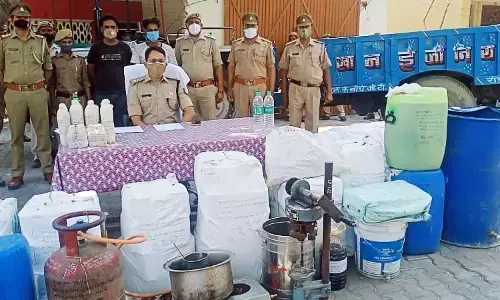 हाथरस पुलिस ने नकली शराब फैक्ट्री का किया खुलासा हाथरस पुलिस ने नकली शराब फैक्ट्री का किया खुलासा
