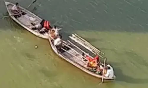 आत्महत्या करने रीवा से प्रयागराज पहुंचा परिवार, यमुना में मां ने चार बच्चों के साथ लगा दी छलांग आत्महत्या करने रीवा से प्रयागराज पहुंचा परिवार, यमुना में मां ने चार बच्चों के साथ लगा दी छलांग