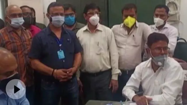 यूपी से बड़ी ख़बर : कोरोना संकट के बीच उन्नाव में 14 सरकारी डॉक्टरों ने दिया सामूहिक इस्तीफा यूपी से बड़ी ख़बर : कोरोना संकट के बीच उन्नाव में 14 सरकारी डॉक्टरों ने दिया सामूहिक इस्तीफा