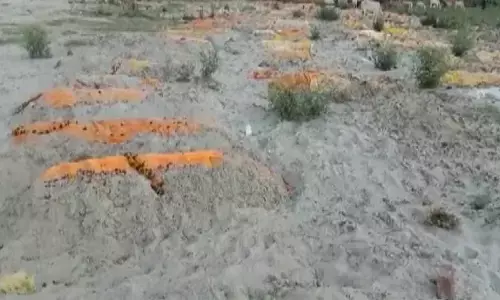 उन्नाव: अब गंगा नदी के पास रेत में दफन मिले कई शव, जांच में जुटा प्रशासन उन्नाव: अब गंगा नदी के पास रेत में दफन मिले कई शव, जांच में जुटा प्रशासन