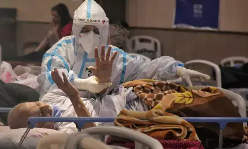 नोएडा में कोरोना से हुई पत्नी की मौत, खबर सुनकर संक्रमित पति ने भी तोड़ा दम नोएडा में कोरोना से हुई पत्नी की मौत, खबर सुनकर संक्रमित पति ने भी तोड़ा दम