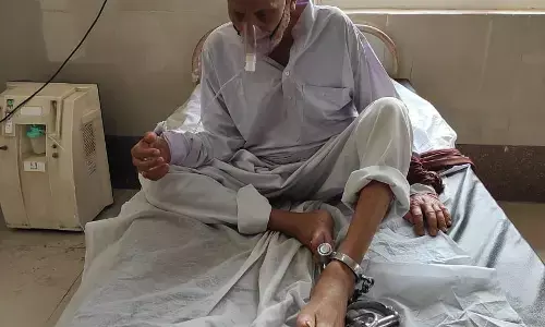 एटा में बुजुर्ग कैदी को जंजीरों से बंदकर किया जा रहा है इलाज एटा में बुजुर्ग कैदी को जंजीरों से बंदकर किया जा रहा है इलाज