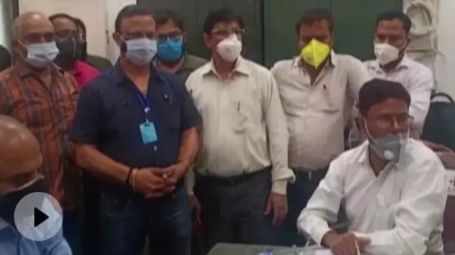 यूपी से बड़ी ख़बर : कोरोना संकट के बीच उन्नाव में 14 सरकारी डॉक्टरों ने दिया सामूहिक इस्तीफा