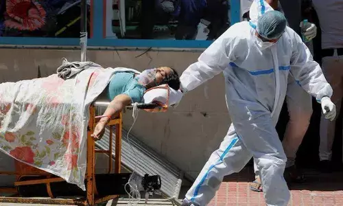 दिल्ली में मरीजों की संख्या में कमी लेकिन मौतों की संख्या बढ़ी, सरकारें पीठ थपथपाने में मस्त