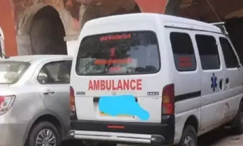 सुनसान जगह खड़ी एम्बुलेंस के अंदर अजीब हरकत का लोगों को हुआ शक तो बुलाई पुलिस, सामने आई शर्मनाक घटना सुनसान जगह खड़ी एम्बुलेंस के अंदर अजीब हरकत का लोगों को हुआ शक तो बुलाई पुलिस, सामने आई शर्मनाक घटना