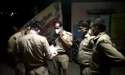 यूपी में बड़ा हादसा: झांसी में कार और दो बाइकों में भीषण टक्कर, चार की मौत, पांच घायल यूपी में बड़ा हादसा: झांसी में कार और दो बाइकों में भीषण टक्कर, चार की मौत, पांच घायल