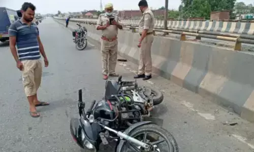 UP : फ्लाइओवर की दीवार से टकराई बाइक, उछलकर 90 फीट नीचे सड़क पर गिरे दो लड़के, दर्दनाक मौत UP : फ्लाइओवर की दीवार से टकराई बाइक, उछलकर 90 फीट नीचे सड़क पर गिरे दो लड़के, दर्दनाक मौत