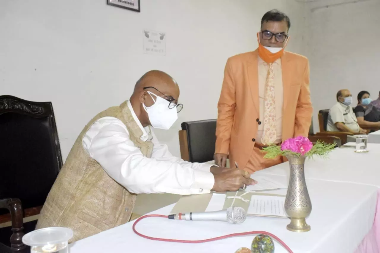 उत्तर प्रदेश लोक सेवा आयोग के नए अध्यक्ष ने पदभार संभाला उत्तर प्रदेश लोक सेवा आयोग के नए अध्यक्ष ने पदभार संभाला