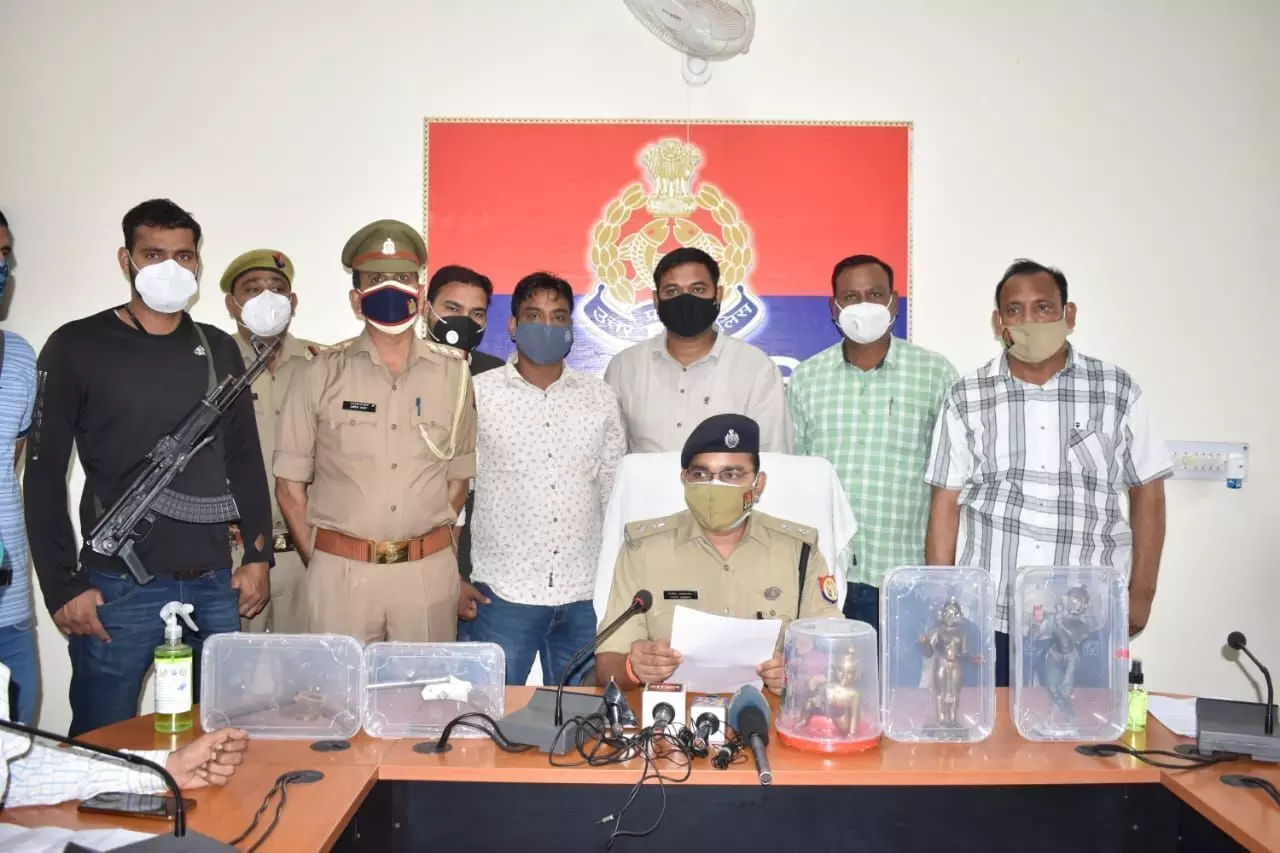 हाथरस पुलिस ने प्रचीन मंदिर में डकैती का डेढ़ साल बाद किया खुलासा, अष्टधातु की तीन मूर्तियों के साथ 4 बदमाश गिरफ्तार हाथरस पुलिस ने प्रचीन मंदिर में डकैती का डेढ़ साल बाद किया खुलासा, अष्टधातु की तीन मूर्तियों के साथ 4 बदमाश गिरफ्तार
