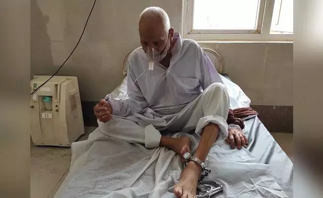 एटा में 92 साल के बीमार कैदी को जंजीर से बांधे जाने पर NHRC सख्त, मुख्य सचिव से किया जवाब तलब