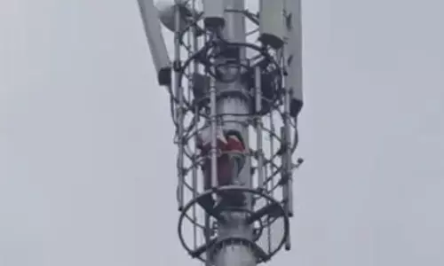 गर्लफ्रेंड से शादी की ज़िद्द पर अड़ा प्रेमी चढ़ गया मोबाइल टावर पर और फिर ...