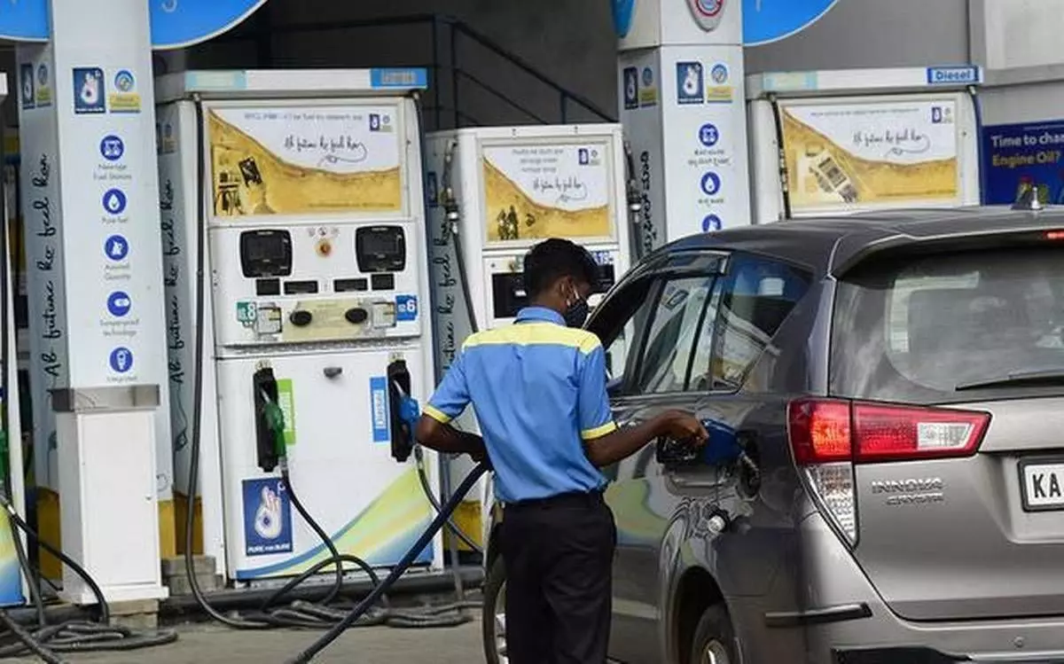 Petrol-Diesel Price Today: आज फिर बढ़े डीजल के दाम, जानें- अब क्या है आपके शहर में नए रेट Petrol-Diesel Price Today: आज फिर बढ़े डीजल के दाम, जानें- अब क्या है आपके शहर में नए रेट