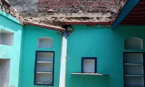 शामली: बारिश के बाद भरभरा कर गिरी कच्चे मकान की छत जांच के लिए पहुंची राजस्व विभाग की टीम