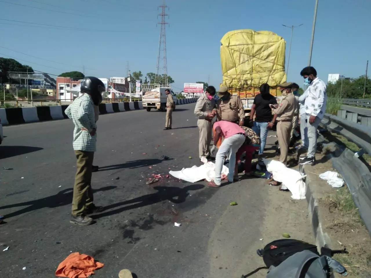 हापुड़ में लॉकडाउन में भी नहीं रुक रहा तेज रफ्तार का कहर तीन की मौत हापुड़ में लॉकडाउन में भी नहीं रुक रहा तेज रफ्तार का कहर तीन की मौत