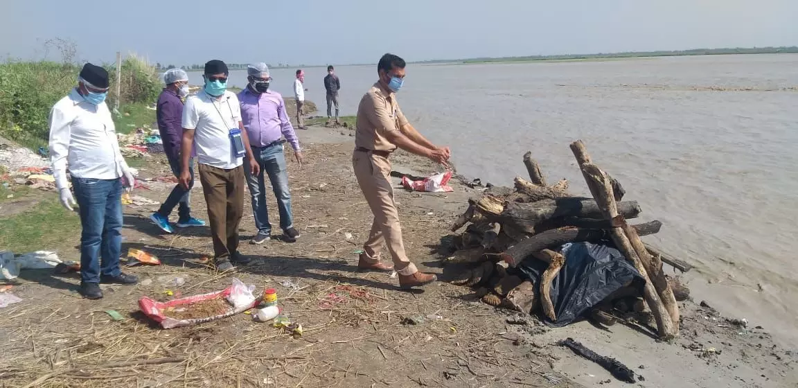 यूपी पुलिस ने अंतिम संस्कार करके पेश की मानवता की मिशाल यूपी पुलिस ने अंतिम संस्कार करके पेश की मानवता की मिशाल