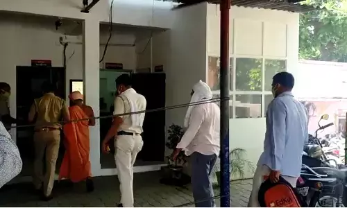 हरियाणा पुलिस ने हापुड़ में मंदिर से किया साधू गिरफ्तार, साधू पर रेप का आरोप हरियाणा पुलिस ने हापुड़ में मंदिर से किया साधू गिरफ्तार, साधू पर रेप का आरोप