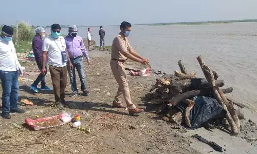 यूपी पुलिस ने अंतिम संस्कार करके पेश की मानवता की मिशाल यूपी पुलिस ने अंतिम संस्कार करके पेश की मानवता की मिशाल