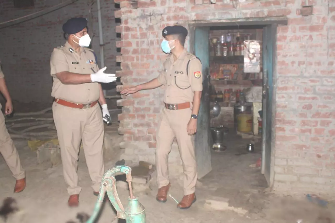 अयोध्या में एक परिवार के 5 लोगों की हत्या, सगे भांजे ने पहले मामा-मामी का गला रेता, फिर तीन मासूम बच्चों को बेरहमी से काट डाला अयोध्या में एक परिवार के 5 लोगों की हत्या, सगे भांजे ने पहले मामा-मामी का गला रेता, फिर तीन मासूम बच्चों को बेरहमी से काट डाला