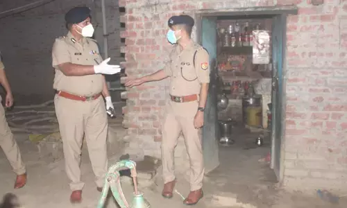 अयोध्या में एक परिवार के 5 लोगों की हत्या, सगे भांजे ने पहले मामा-मामी का गला रेता, फिर तीन मासूम बच्चों को बेरहमी से काट डाला अयोध्या में एक परिवार के 5 लोगों की हत्या, सगे भांजे ने पहले मामा-मामी का गला रेता, फिर तीन मासूम बच्चों को बेरहमी से काट डाला