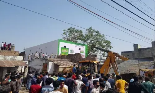 कासगंज में दुकान का लेंटर गिरा, दुकान मालिक समेत तीन की मौत कासगंज में दुकान का लेंटर गिरा, दुकान मालिक समेत तीन की मौत