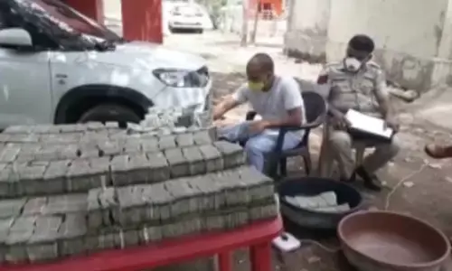 दिल्ली से गुजरात जा रही गाड़ी से कई करोड़ बरामद, मंगवानी पड़ी मशीन, नोट गिनने में हो गई सुबह से शाम