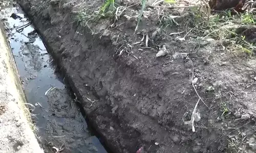 नव निर्वाचित ग्राम प्रधान व समर्थकों पर सरकारी नाले में लगाई गई सामग्री चोरी कर घर ले जाने का आरोप नव निर्वाचित ग्राम प्रधान व समर्थकों पर सरकारी नाले में लगाई गई सामग्री चोरी कर घर ले जाने का आरोप