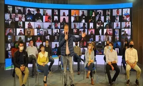 ये क्या, नेताजी जूम पर ले रहे थे हजारों लोगों की मीटिंग, स्क्रीन पर चलने लगा पॉर्न वीडियो ये क्या, नेताजी जूम पर ले रहे थे हजारों लोगों की मीटिंग, स्क्रीन पर चलने लगा पॉर्न वीडियो