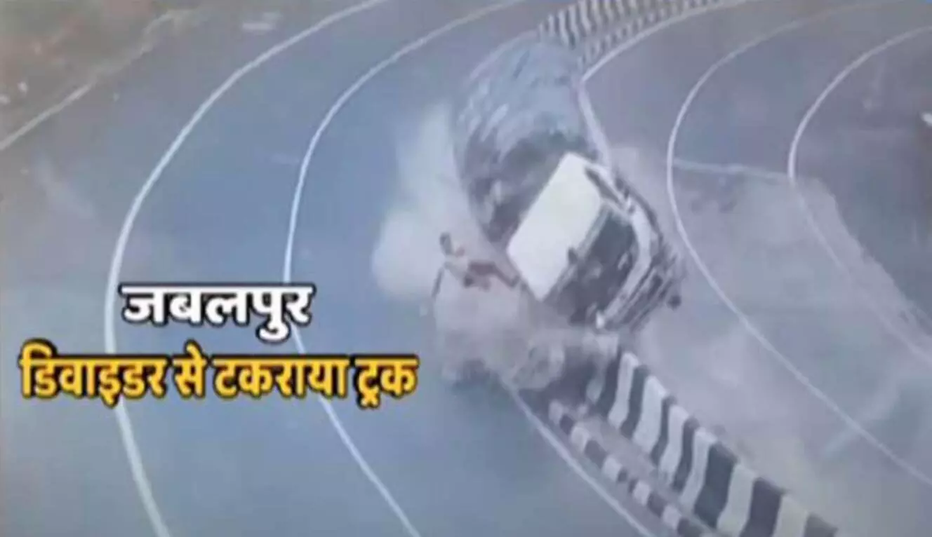 VIDEO : ट्रक के हुए दो टुकड़े जबलपुर के हाईवे पर दिल दहला देने वाला हादसा