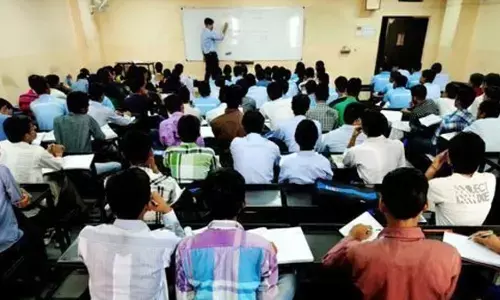 गुजरात : राजकोट में पुलिस ने कोचिंग सेंटर पर मारा छापा, अंदर 555 स्टूडेंट्स पढ़ाई करते मिले; मचा बवाल