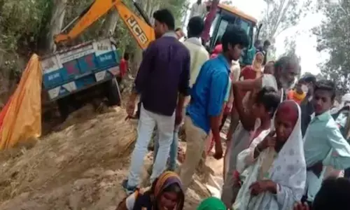 बांदा: तेज रफ्तार ट्रैक्टर ने ट्रैक्टर ट्रॉली को मारी टक्कर, चार महिलाओं की मौत, 19 घायल