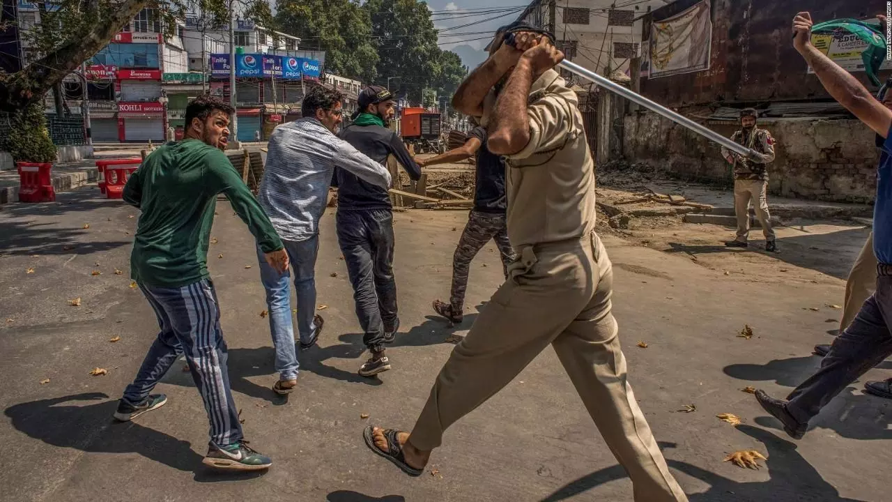 चालान काटना जायज़ है... ये लाठी- डंडे मारना कितना मानवीय और लोकतांत्रिक है.. मानवाधिकार की बात तो रहने ही दीजिये!