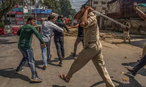 चालान काटना जायज़ है... ये लाठी- डंडे मारना कितना मानवीय और लोकतांत्रिक है.. मानवाधिकार की बात तो रहने ही दीजिये! चालान काटना जायज़ है... ये लाठी- डंडे मारना कितना मानवीय और लोकतांत्रिक है.. मानवाधिकार की बात तो रहने ही दीजिये!