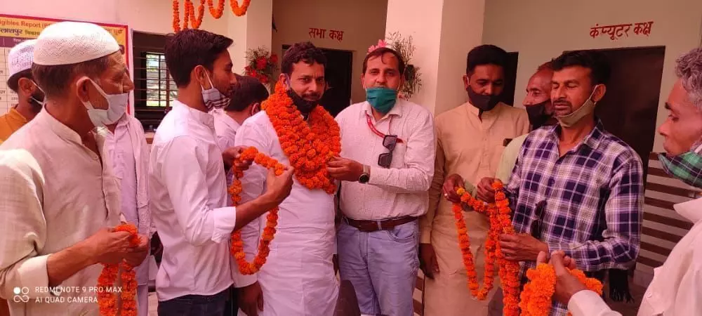शपथ लेकर ग्राम प्रधान ने गांव को उच्च शिखर पर ले जाने का संकल्प लिया शपथ लेकर ग्राम प्रधान ने गांव को उच्च शिखर पर ले जाने का संकल्प लिया