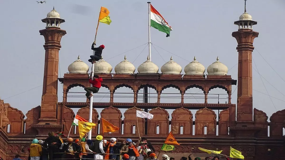 Red Fort Violence: चार्जशीट से खुलासा- सोची समझी साजिश के तहत लाल किला पहुंचे थे किसान, बनाना चाहते थे प्रोटेस्ट साइट