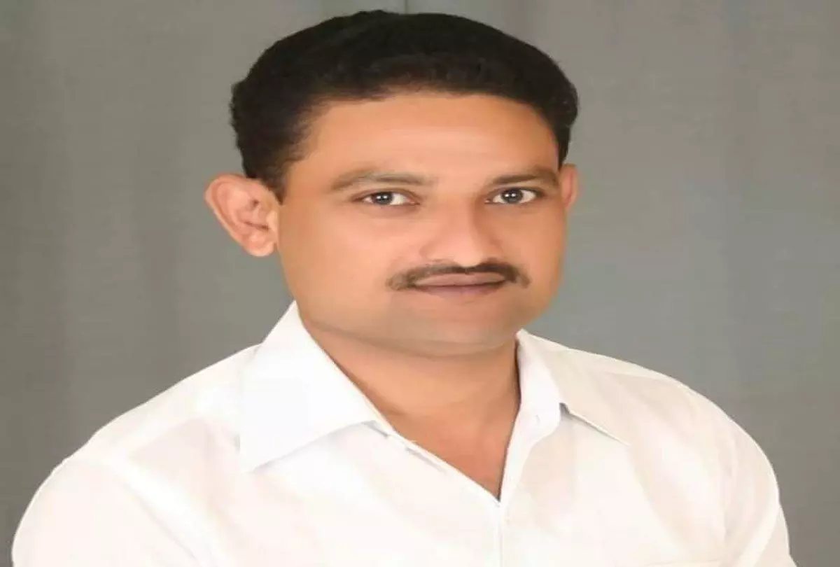 हरदोई पुलिस की बड़ी कार्रवाई, सपा नेता सुभाष पाल शराब माफिया घोषित, हरदोई पुलिस की बड़ी कार्रवाई, सपा नेता सुभाष पाल शराब माफिया घोषित,